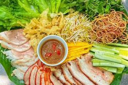 Đổi vị bữa ăn cuối tuần cùng bánh tráng cuốn thịt heo