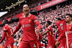 Van Dijk từ tội đồ thành người hùng, Liverpool xây chắc ngôi đầu Ngoại hạng Anh