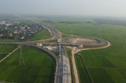 Ngắm đường bộ cao tốc Bắc - Nam qua Hà Tĩnh trước ngày thông xe
