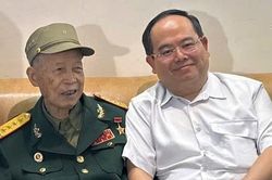 Bí thư Tỉnh ủy Quản Minh Cường thăm, tặng quà Anh hùng Lực lượng vũ trang Nhân dân La Văn Cầu