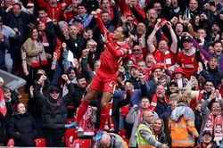 Salah phá kỷ lục, Liverpool chạm tay vào ngôi vương Ngoại hạng Anh