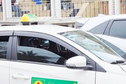 Tài xế xe taxi Mai Linh vô tư dừng xe trên đường, nằm xem điện thoại gây ách tắc giao thông