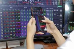Cổ phiếu họ Vin 'dậy sóng', VN-Index bứt phá gần 19 điểm