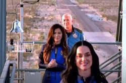 Katy Perry và hội chị em hét lớn khi bay vào vũ trụ trên con tàu của Blue Origin