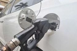 Giá xăng hôm nay 15/4: Tăng bật dữ dội?
