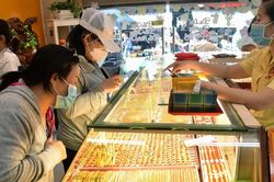 Giá vàng hôm nay 15/4/2025: Giá vàng trong nước và thế giới tăng lên kỷ lục mới nhưng dự báo quay đầu giảm nhẹ