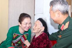 Đồng chí Võ Thị Minh Sinh thăm, tặng quà người có công nhân kỷ niệm 50 năm Ngày Giải phóng miền Nam