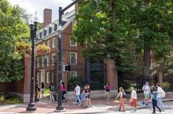 Đại học Harvard bất tuân yêu cầu của Tổng thống Trump, nguy cơ mất 9 tỷ USD tài trợ