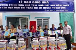 Thị trấn Óc Eo bàn giao 37 căn nhà Đại đoàn kết