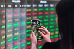 Nhóm Bluechip điều chỉnh mạnh, VN-Index giảm hơn 13 điểm
