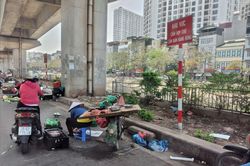 Ngao ngán 'chợ cóc' họp ngay dưới biển cấm tại khu vực Ngã Tư Sở
