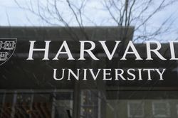 Sở Thuế vụ Liên bang Mỹ lên kế hoạch tước quy chế miễn thuế của Đại học Harvard