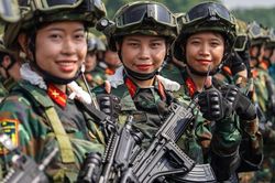 Ngắm những 'bông hồng thép' luyện diễu binh tại sân bay Biên Hòa