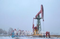 Giá dầu nối dài đà tăng do lệnh trừng phạt Iran và OPEC siết nguồn cung