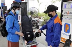 Đối nghịch giá vàng, giá xăng dầu tiếp tục giảm sâu