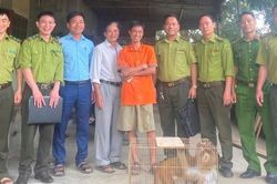 Khỉ tìm đến nhà, người dân Nghệ An tự nguyện bàn giao cho kiểm lâm