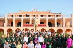 Đoàn đại biểu tỉnh Nghệ An dâng hương tưởng niệm Chủ tịch Hồ Chí Minh tại Bến Nhà Rồng