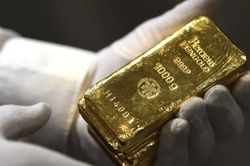 Giá vàng trượt nhẹ khỏi đỉnh, SPDR Gold Trust bán gần 5 tấn