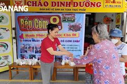 San sẻ yêu thương từ những suất cơm nghĩa tình
