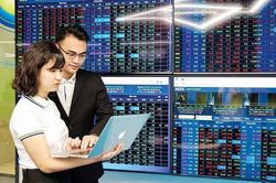 Thị trường hụt hơi phút chót, VN-Index vẫn 'níu' được sắc xanh