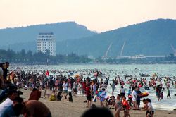 Hàng vạn người đổ về phố biển Cửa Lò trong ngày khai hội