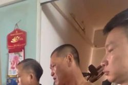 Khống chế đối tượng đâm người rồi cố thủ hơn 1 tiếng đồng hồ trong căn hộ chung cư Đặng Xá