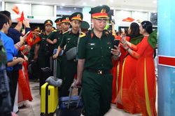 Đoàn tàu đặc biệt chở đội hình Nghi lễ Quân đội tham gia diễu binh kỷ niệm 50 năm thống nhất đất nước