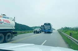 Ô tô khách lấn làn, vượt ẩu trên cao tốc Nội Bài – Lào Cai