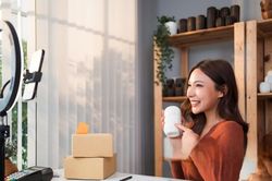 Trung Quốc hình sự hóa KOLs vi phạm bán hàng livestream và quảng cáo sai sự thật