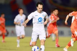 Nam Định hòa như thua, bị Hà Nội FC áp sát ở V-League