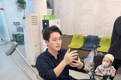 Diễn viên Huỳnh Anh phải ngồi xe lăn và chống nạng, vợ tiết lộ lý do gây ngỡ ngàng