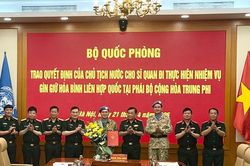 Trao quyết định cho sĩ quan Quân khu 7 lên đường làm nhiệm vụ gìn giữ hòa bình Liên Hợp Quốc