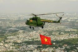 Theo cánh trực thăng mang cờ Tổ quốc, cờ Đảng bay trên bầu trời Thành phố mang tên Bác