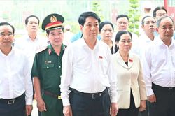 Chủ tịch nước Lương Cường dâng hoa, dâng hương tại di tích lịch sử quốc gia Ngã Ba Giồng