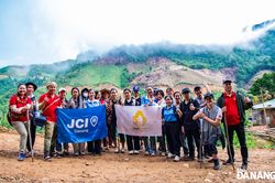 Người trẻ Đà Nẵng 'cõng' điện lên bản