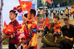 Thủ môn lọt Top 10 thế giới của Việt Nam và Nguyễn Trần Duy Nhất tham gia diễu hành kỷ niệm 50 năm thống nhất đất nước