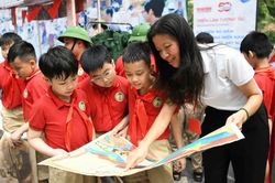 Người dân và du khách ấn tượng với triển lãm kỷ niệm 50 năm Giải phóng miền nam, thống nhất đất nước