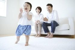 Trẻ biết đi sớm có phải do thông minh?