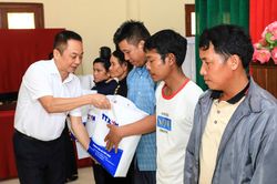 Tặng 20 suất quà hộ nghèo xã Pá Khoang, Mường Phăng