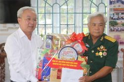Chủ tịch Ủy ban MTTQ Việt Nam tỉnh Cao Văn Quang thăm, tặng quà người có công tại huyện Long Thành