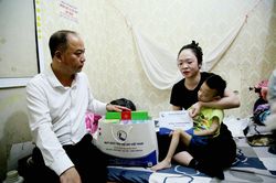 Tặng quà trẻ em có hoàn cảnh đặc biệt khó khăn tỉnh Quảng Ninh