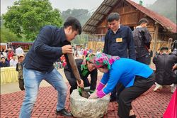 Bánh giầy- món ẩm thực truyền thống đặc sắc các dân tộc Mèo Vạc