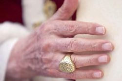 Vì sao nhẫn quyền lực bị phá hủy sau khi Giáo hoàng Francis mất?