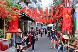 Đường phố TP Hồ Chí Minh rực rỡ cờ hoa mừng Kỷ niệm 50 năm Ngày Giải phóng miền Nam, thống nhất đất nước