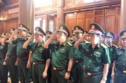 Bộ Tư lệnh Quân khu 4 dâng hoa tưởng niệm Chủ tịch Hồ Chí Minh tại Khu Di tích Quốc gia đặc biệt Kim Liên