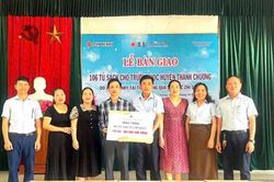 Hơn 300 tủ sách lớp học được trao tặng cho các cơ sở giáo dục tại Nghệ An