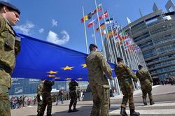 EU tăng cường đầu tư quốc phòng