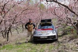 Porsche 911 Dakar của đại gia Việt 'lạc' giữa rừng đào Trung Quốc