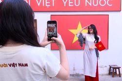 Cơn sốt check-in với cờ đỏ sao vàng hưởng ứng ngày 30/4