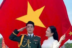 Người dân Nghệ An lưu giữ những khoảnh khắc đẹp tại Quảng trường Hồ Chí Minh trước đại lễ 30/4